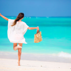 Frau am Strand von Sansibar