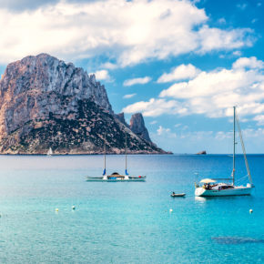 Ibiza: 6 Tage im 4* Hotel mit Halbpension, Flug & Transfer um 561€