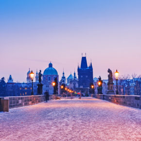 Prag Karlsbrücke im Winter