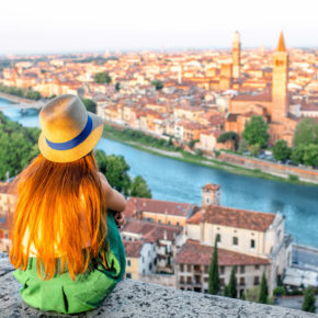 Verona Frau genießt Aussicht