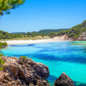 Urlaub auf Menorca: 8 Tage im sehr guten 4* Hotel mit Halbpension, Flug & Transfer nur 790€