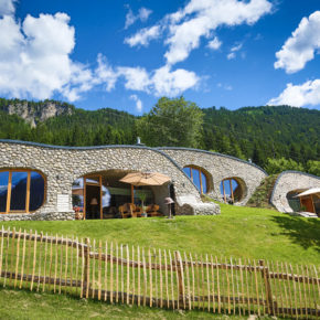 Hobbit-Style: 3 Tage im 4* Erdhaus am Weissensee mit Frühstück, Wellness, Bootsfahrt & Extras nur 470€