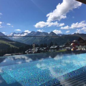 Hängebrücke im Zillertal: 3 Tage Wellness Deluxe im 4.5* Hotel mit Halbpension & Infinity-Pool ab 239€