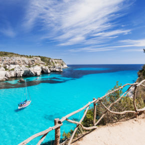 Ab in die Sonne: 8 Tage Menorca im TOP 4* Hotel mit Frühstück, Flug, Transfer & Zug für NUR 550 €