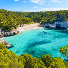 Die „kleine Schwester“ Mallorcas: 8 Tage MENORCA im TOP 3* Hotel am Strand mit Halbpension, Flug, Transfer & Zug nur 429€