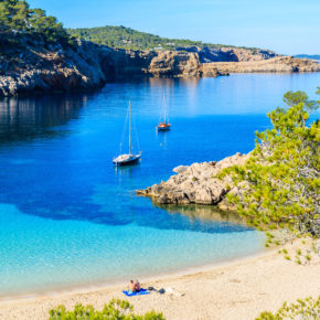 Whoa! We’re going to Ibiza: 8 Tage Inselurlaub inkl. guter Unterkunft am Strand & Flug um 252€