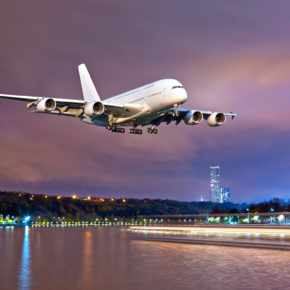 Jumbo Jet bei Nacht Flugzeug