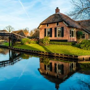 Niederlande Giethoorn Haus am Kanal Winter