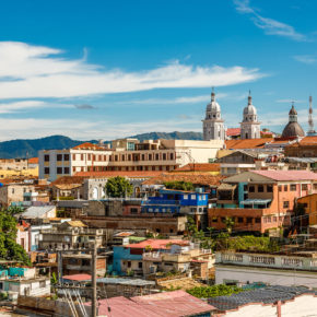 Kuba Santiago de Cuba Blick über die Stadt