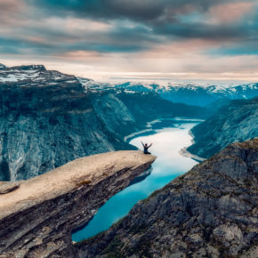 Norwegen Trolltunga Mann