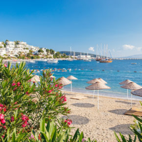 Türkei Bodrum Strand Sonnenschirme