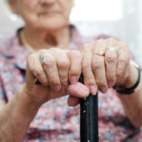 Alte Frau Gehstock Krankenhaus