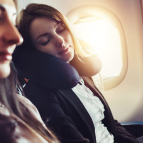 Tipps gegen Jetlag: Was Ihr bei Müdigkeit, Kopfschmerzen & Übelkeit machen könnt