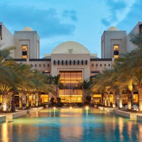 Hauptgebäude des Hilton Ras Al Khaimah Beach Resorts