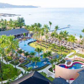 Thailand: 10 Tage Khao Lak inkl. TOP 4.5* Award Hotel mit Frühstück, Flug, Transfer & Zug ab 1169€