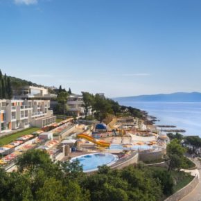 Strand Auszeit in Kroatien: 5 Tage im TOP 4* Hotel mit Infinity-Pool, Halbpension plus & Meerblick nur 418€