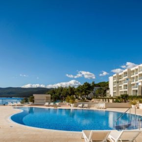 Pool des Valamar Bellevue Resorts