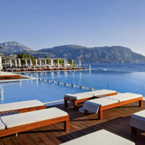 Griechenland Luxus-Kracher: 7 Tage Karpathos im TOP 5* Hotel am Strand mit Halbpension, Flug, Transfer & Zug NUR 371€