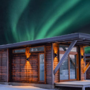 Traumreise nach Schwedisch Lappland: 6 Tage mit gemütlicher Hütte, Frühstück, Flug & Extras um 1218€